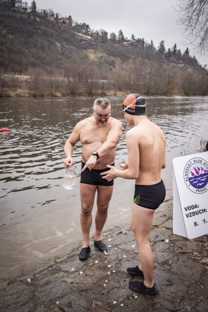 Tradiční křest otužilců ve Vltavě 2023