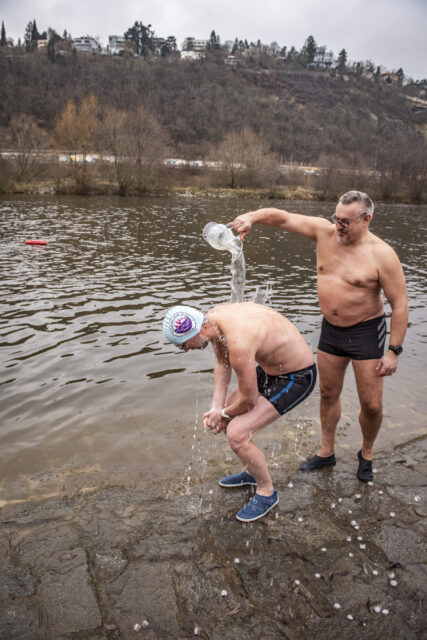 Tradiční křest otužilců ve Vltavě 2023