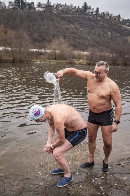 Tradiční křest otužilců ve Vltavě 2023