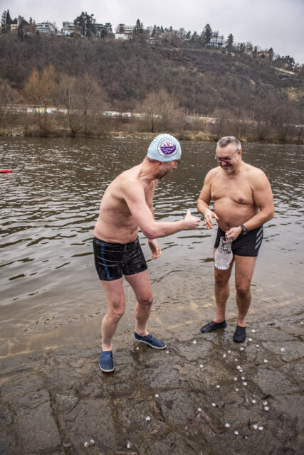Tradiční křest otužilců ve Vltavě 2023