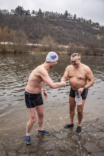 Tradiční křest otužilců ve Vltavě 2023
