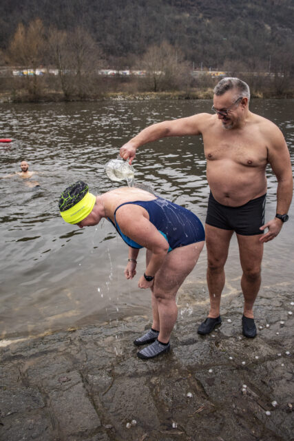 Tradiční křest otužilců ve Vltavě 2023