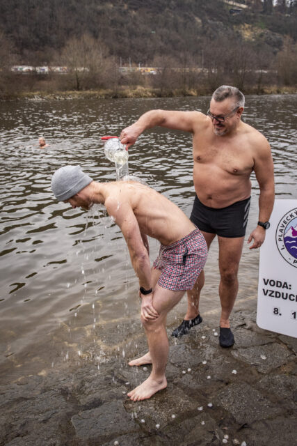 Tradiční křest otužilců ve Vltavě 2023