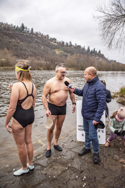 Tradiční křest otužilců ve Vltavě 2023
