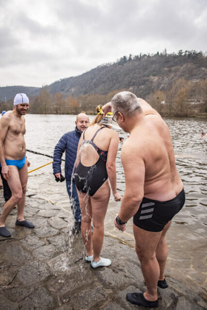 Tradiční křest otužilců ve Vltavě 2023