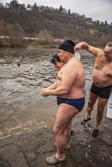 Tradiční křest otužilců ve Vltavě 2023