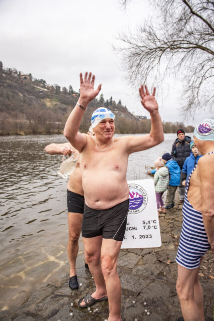 Tradiční křest otužilců ve Vltavě 2023