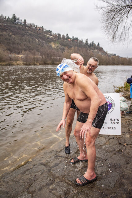 Tradiční křest otužilců ve Vltavě 2023
