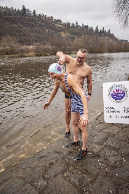 Tradiční křest otužilců ve Vltavě 2023