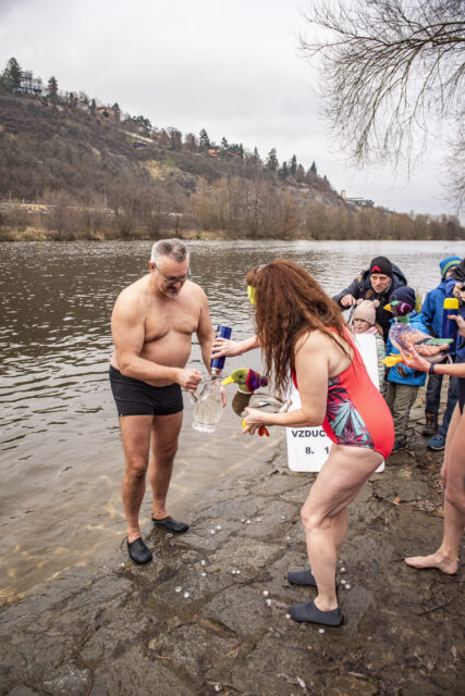 Tradiční křest otužilců ve Vltavě 2023