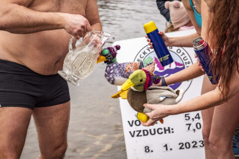 Tradiční křest otužilců ve Vltavě 2023