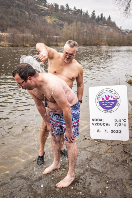Tradiční křest otužilců ve Vltavě 2023