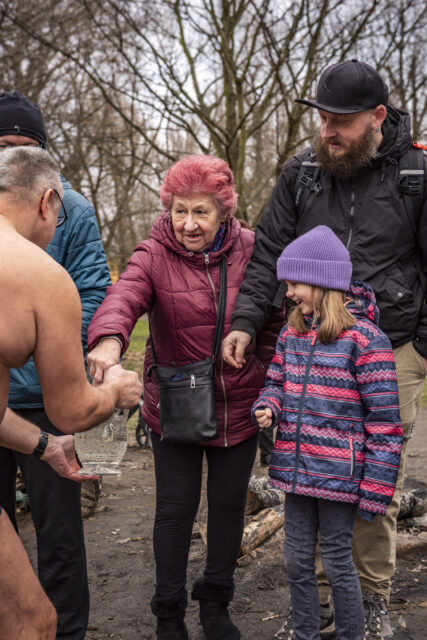 Tradiční křest otužilců ve Vltavě 2023